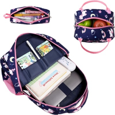 Mochila escolar azul com padrão de unicórnios e estrelas em rosa e branco