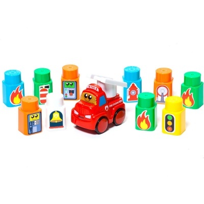 Brinquedo infantil com carro de bombeiros vermelho e blocos coloridos com ícones