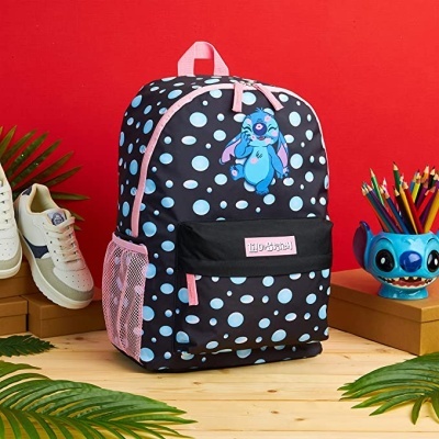 Mochila preta com bolinhas azuis e Stitch, detalhes cor-de-rosa