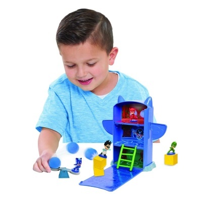 Brinquedo infantil com figuras de super-heróis coloridas e estrutura azul com escada verde