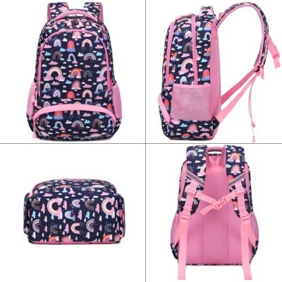Mochila escolar azul escuro com padrão colorido de arco-íris e nuvens, com detalhes em rosa
