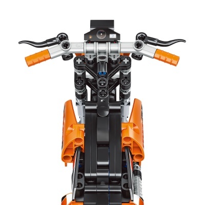 Modelo de motocicleta de plástico tipo Lego em fundo branco