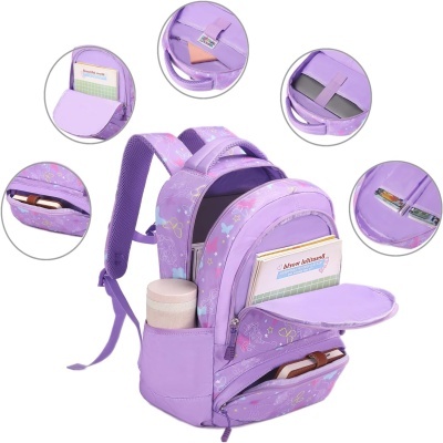 Mochila escolar lilás com múltiplos compartimentos e bolsos para objetos.