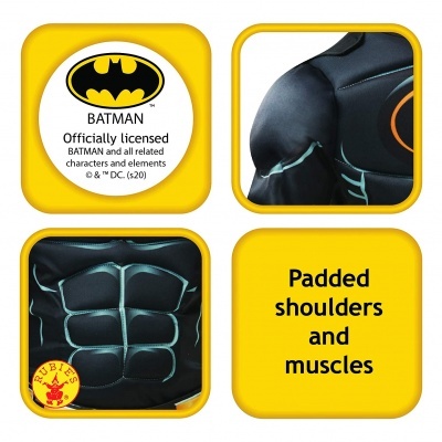 Detalhes de fantasia oficial do Batman com ombros e músculos almofadados, logo e texto em inglês.