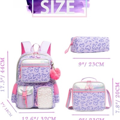 Conjunto lilás de mochila, estojo e bolsa com padrão de corações e chaveiro pompom rosa.