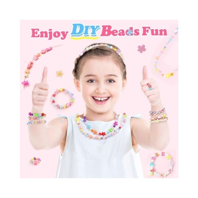 Rapariga com bijuteria colorida de contas em fundo rosa com texto Enjoy Dry Beads Fun