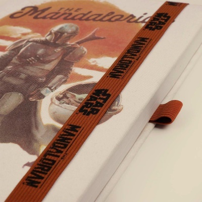 Caderno branco com elástico castanho e imagem do personagem The Mandalorian na capa