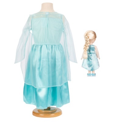 Boneca com vestido azul claro acetinado e manga de organza, cabelo loiro com trança, em suporte de madeira