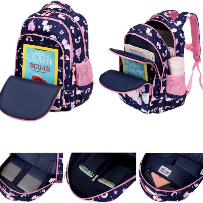 Mochila azul escura com padrões rosa de unicórnios e estrelas, vários compartimentos com livro visível