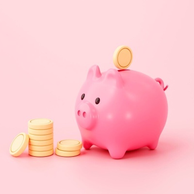 Cofre em forma de porco cor-de-rosa com moedas douradas