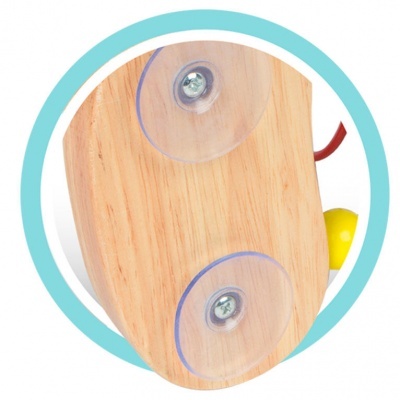 Brinquedo em madeira clara com ventosas transparentes e parafusos