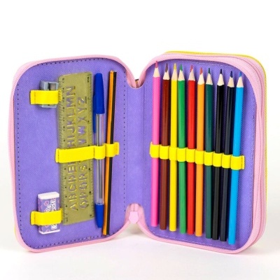 Estojo escolar rosa aberto com lápis de cor, canetas, régua e borracha