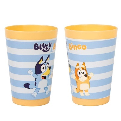 Dois copos plásticos azuis e amarelos com personagens Bluey e Bingo