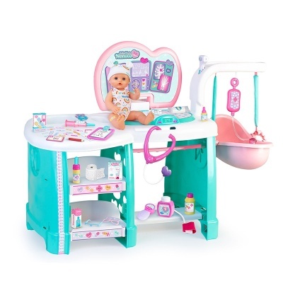 Brinquedo de conjunto médico com mesa, acessórios e boneco bebé em turquesa, branco e rosa