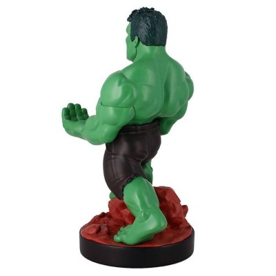 Estátua da personagem Hulk verde com calções pretos em base vermelha
