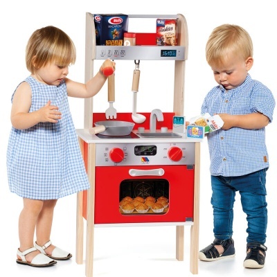 Crianças a brincar com cozinha de brincar vermelha e branca