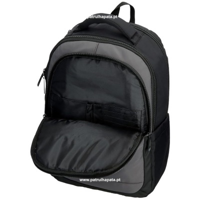 Mochila preta e cinzenta com bolso frontal aberto e alça superior