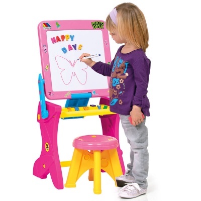 Painel de desenho infantil rosa com bandeja e banco amarelo, criança a desenhar borboleta, texto HAPPY DAYS