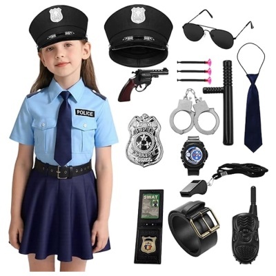Roupa de polícia infantil com acessórios variados dispostos ao lado