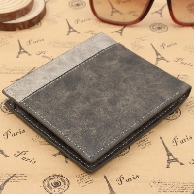 Carteira cinza escura com detalhe cinzento claro sobre fundo com padrão da Torre Eiffel e texto Paris