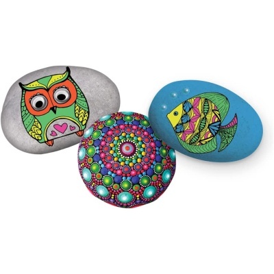 Pedras pintadas com uma coruja, um padrão circular colorido e um peixe