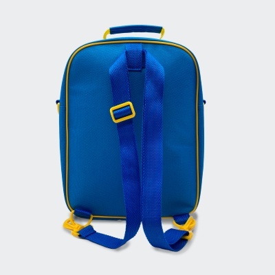 Mochila azul com alças e detalhes amarelos, vista traseira.