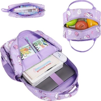 Mochila escolar e estojo lilás com padrão de unicórnios e nuvens, mochila aberta com livros e material escolar, mala térmica com frutas.