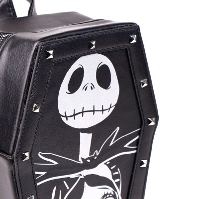 Mochila preta em forma de caixão com desenho de Jack Skellington