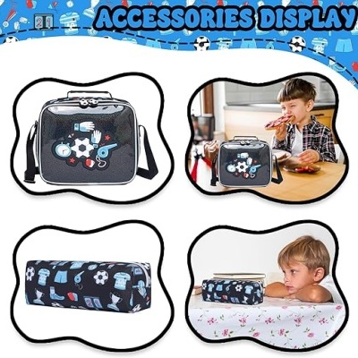 Duas bolsas de acessórios desportivos com desenhos de futebol, duas crianças junto a mesas com snacks e bolsas.