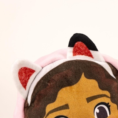 Cabeça de peluche com orelhas e olhos grandes sobre fundo branco