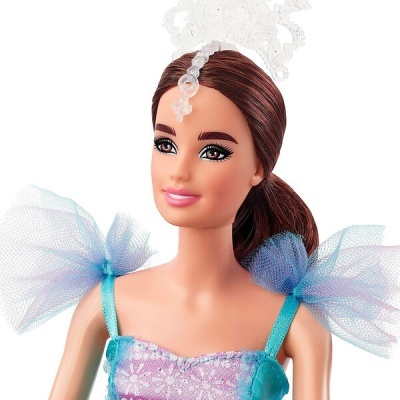 Boneca Barbie com vestido lilás, tule azul e coroa branca