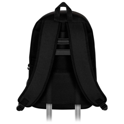 Mochila preta com alças almofadadas vista pelas costas