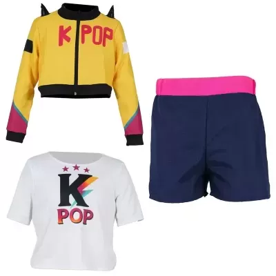 Conjunto feminino com casaco amarelo K POP, t-shirt branca K POP e calções azul escuro com cintura rosa.
