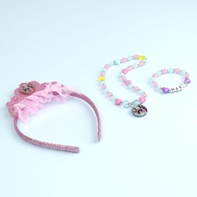 Conjunto de acessórios infantis em tons rosas e coloridos