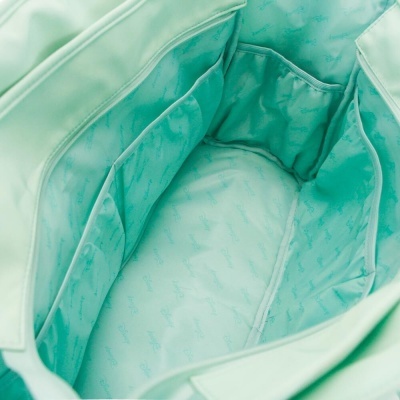 Interior de mala verde água com bolsos internos e padrão de texto