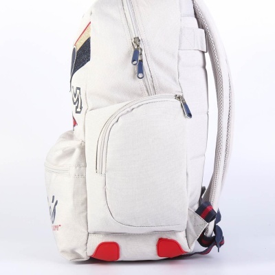 Mochila branca com bolsos e detalhes vermelhos em fundo branco