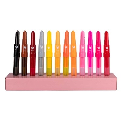 Conjunto de 12 marcadores coloridos organizados numa base cor-de-rosa