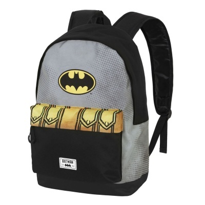 Mochila preta e cinza com símbolo Batman amarelo e preto e bolso frontal com padrão amarelo.