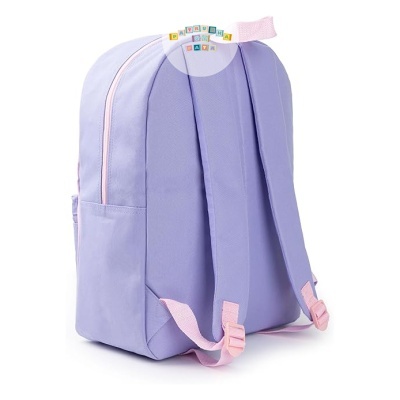 Mochila lilás com fechos e alças cor-de-rosa em fundo branco