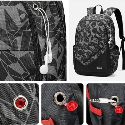 Mochila preta e cinza com padrão geométrico e saída para auriculares