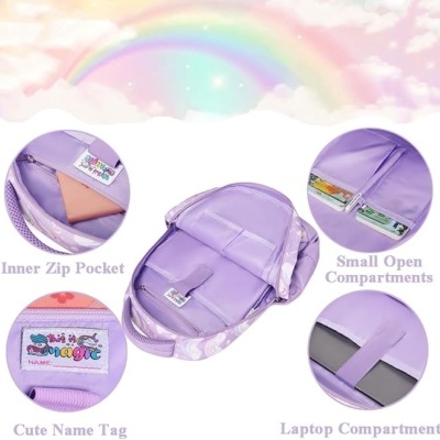 Mochila lilás com vários compartimentos, etiqueta colorida e fundo de arco-íris
