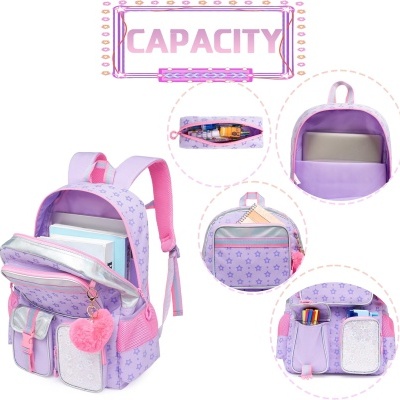 Mochila lilás com padrão de estrelas cor de rosa e vários bolsos com objetos dentro