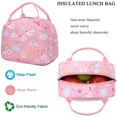 Bolsa de almoço isolante rosa com desenhos de nuvens, arco-íris e estrelas