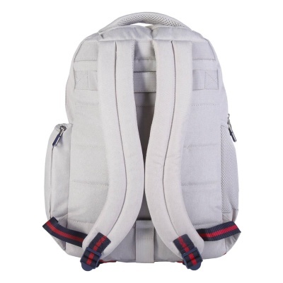 Mochila cinza clara vista pelas costas com alças acolchoadas e detalhes em azul e vermelho