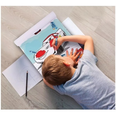 Criança a colorir desenho de carrinho de corrida em livro de atividades