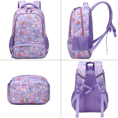 Mochila lilás com padrão de arco-íris e nuvens coloridas vista de vários ângulos