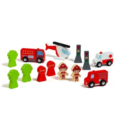 Grande parque de estacionamento de madeira