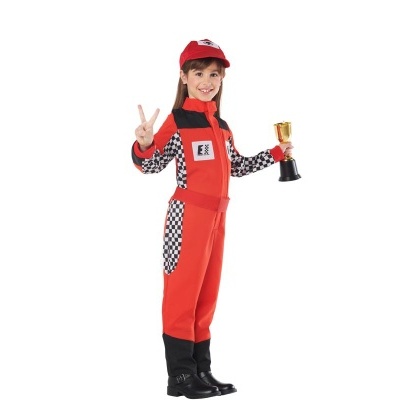 Menina com fato de corrida vermelho e padrão xadrez, boné vermelho e botas pretas segurando troféu dourado