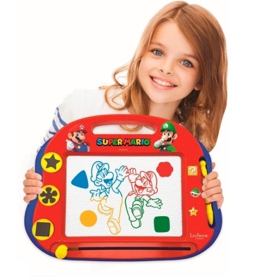 Criança segurando prancha desenhável magnética vermelha com tema Super Mario