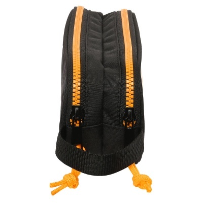 Estojo preto com fechos de correr laranja e puxadores de corda laranja